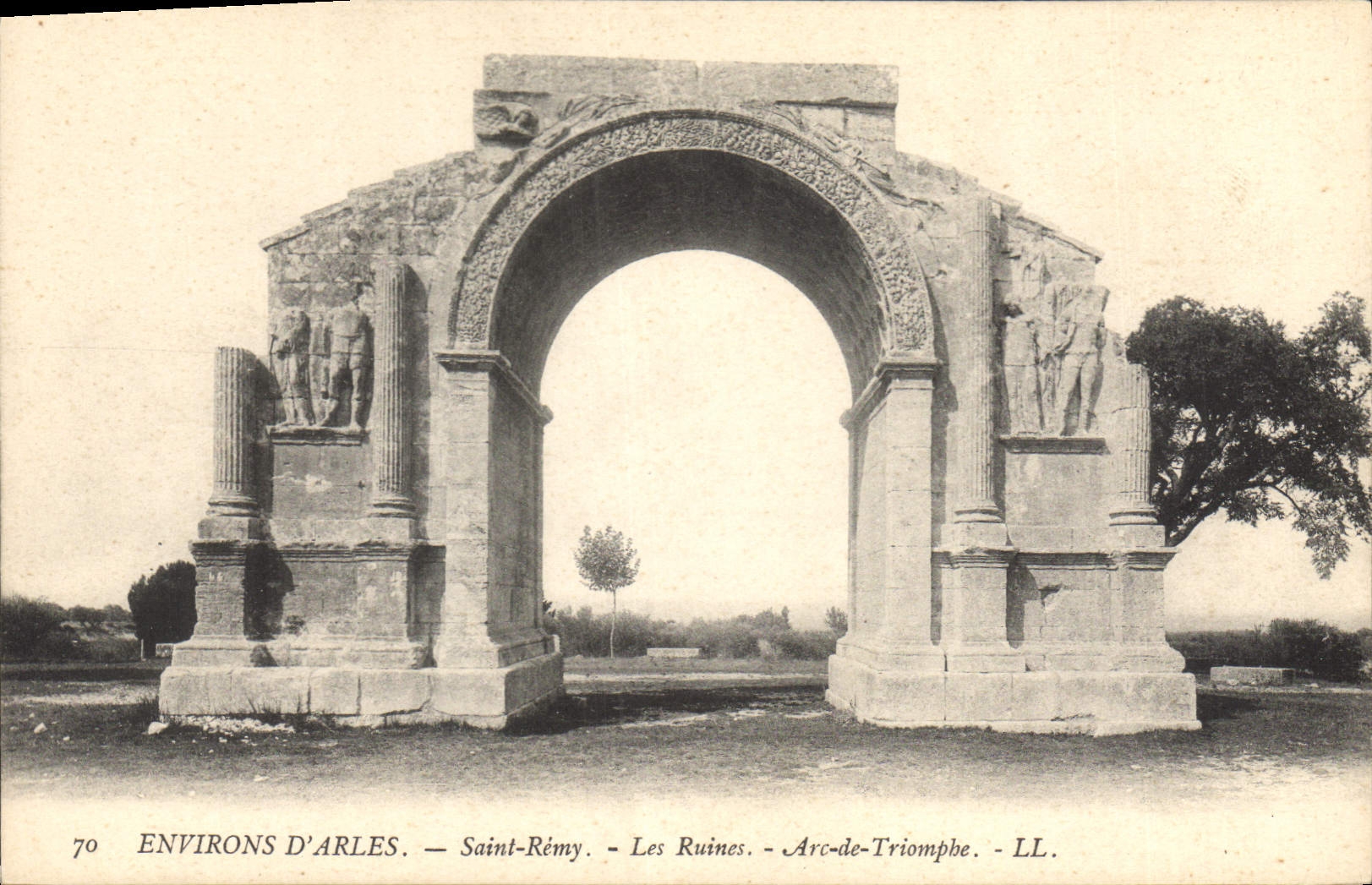 CPA Environs D'Arles Saint Remy Les Ruines Arc de Triomphe