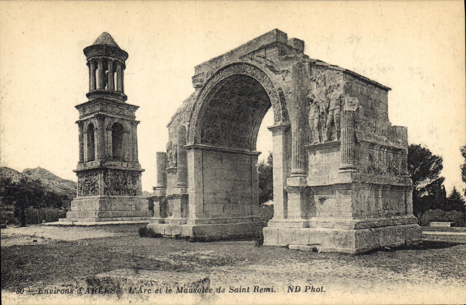 CPA Environs d'ARLES L'Arc et le Mausolee de Saint Remi 