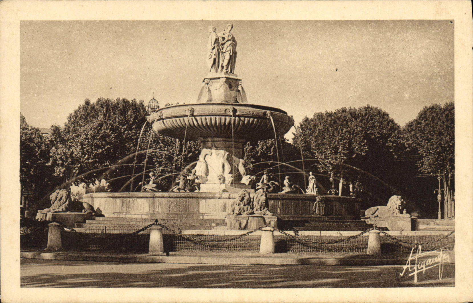 CPA Aix en Provence Fontaine Monumentale de la Rotonde 