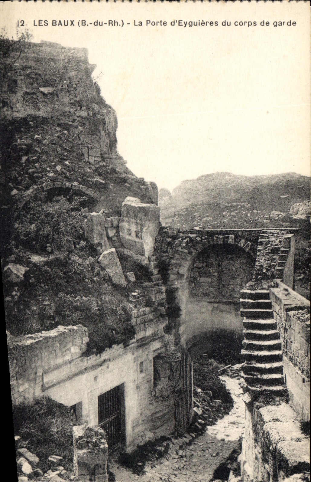 CPA Les Baux B du Rh la porte d'Eygulieres du corps de garde