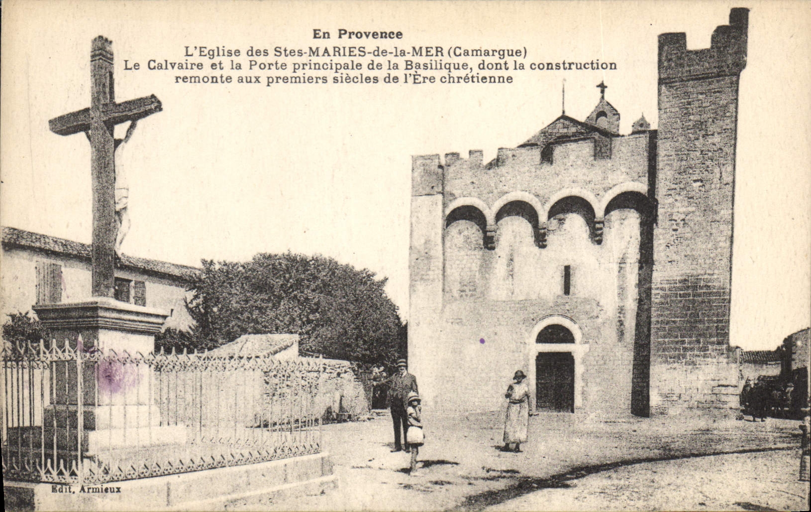 CPA En Provence l'Eglise des Stes Maries de la mer Camarque la Calvaire et la porte Principale de la