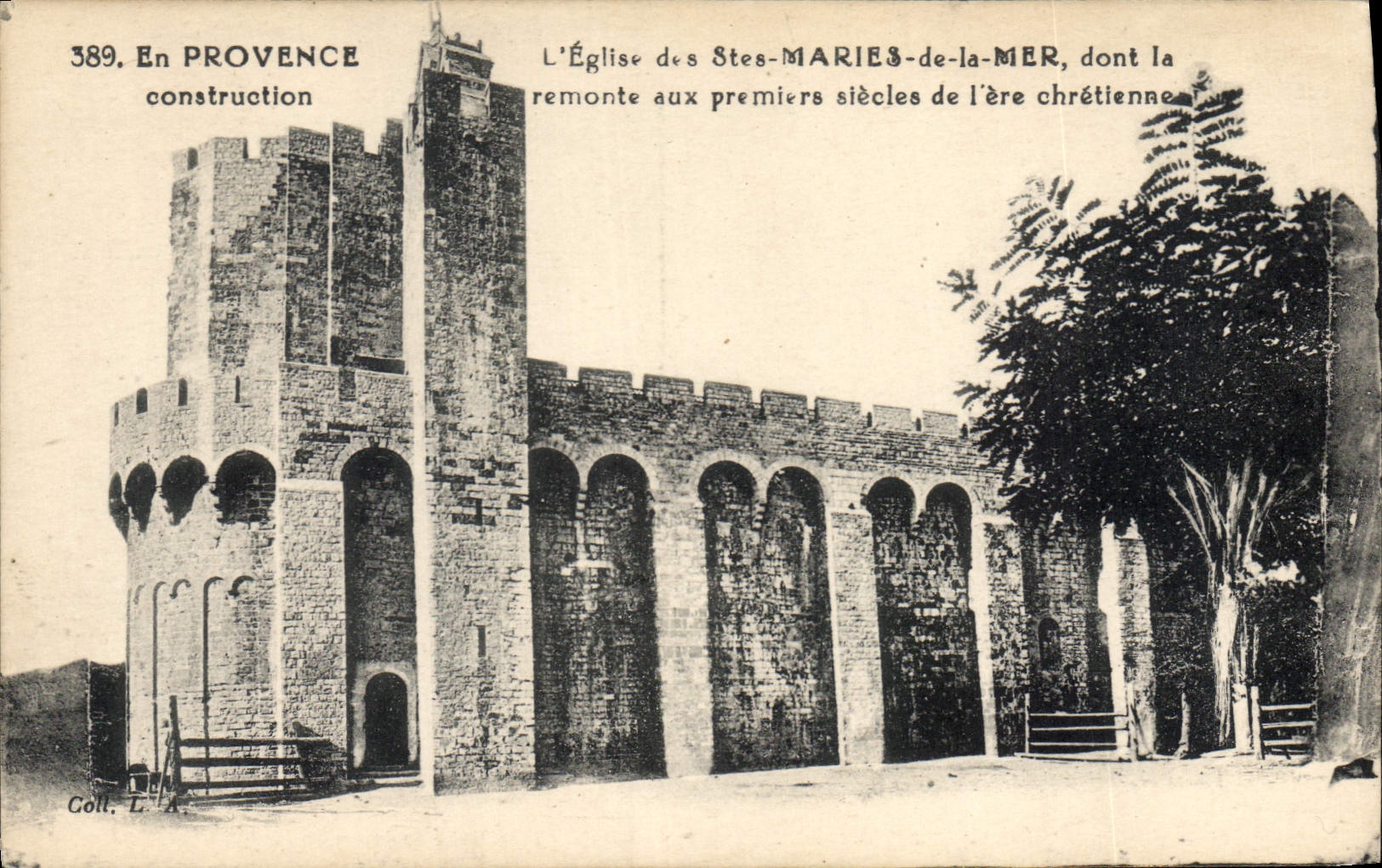CPA En Provence l'Eglise des Stes maries de la Mer dont la construction remonte aux premiers siecles