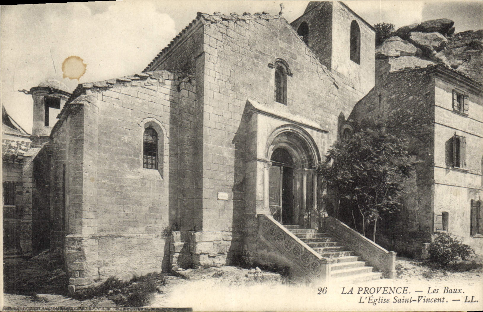 CPA La Provence les Baux l'eglise Saint Vincent