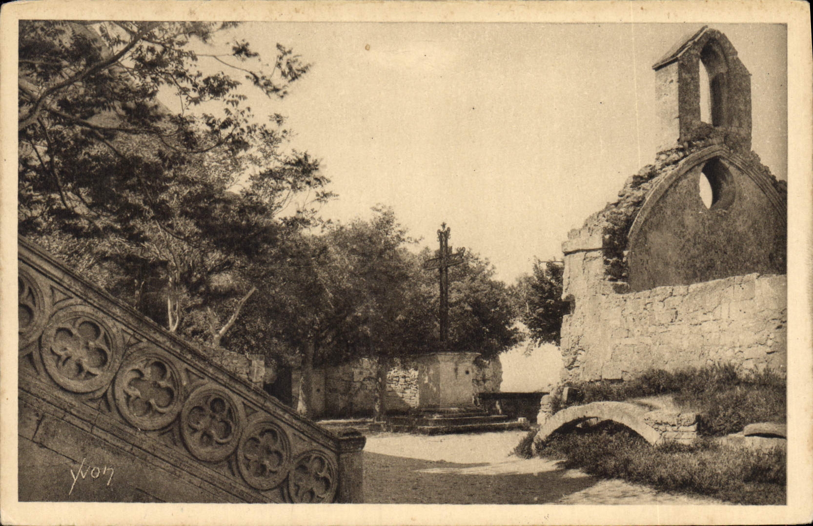 CPA Les Baux B du R place de l'eglise et Chapelle des Penitents XVI siecle 