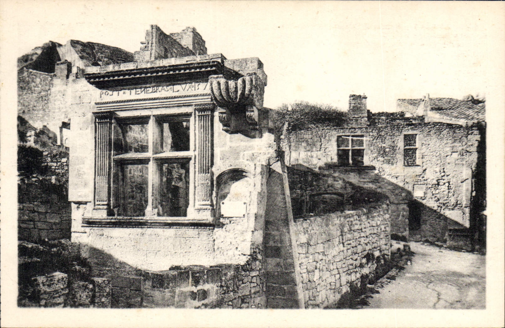 CPA Les baux restes d'un temple protestant fenetre Renaissance sur le fronton de la coisee est grave