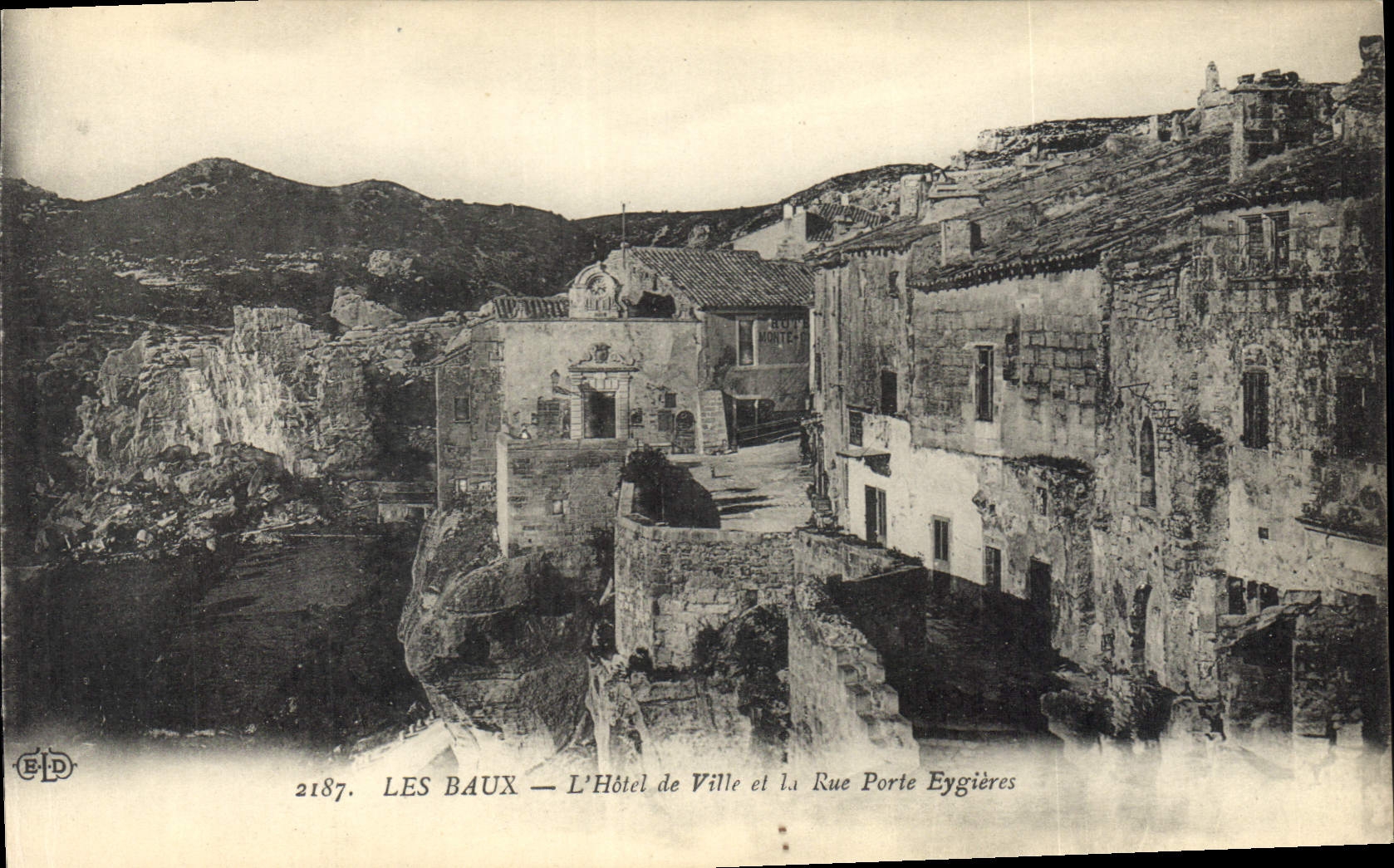 CPA Les Baux l'hotel de ville et la rue Porte Eygieres 