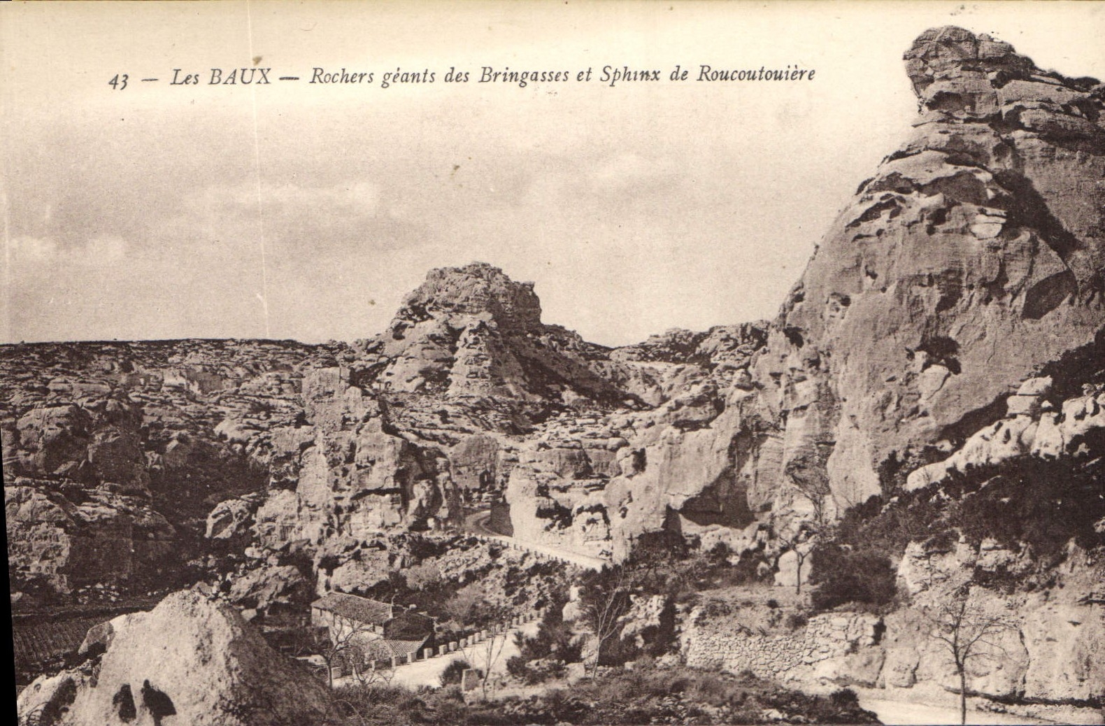 CPA Les Baux rocher geants des Bringasses et Sphinx de Roucoutouiere 