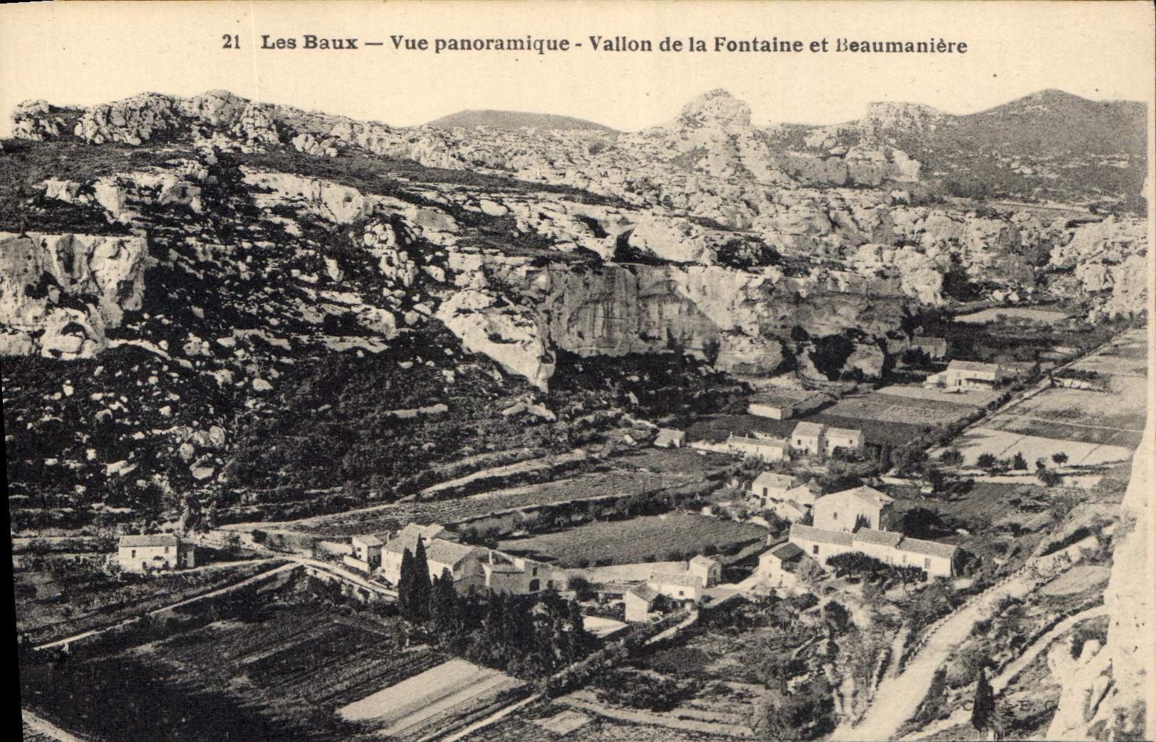 CPA Les baux vue panoramique Vallon de la Fontaine et Beaumaniere 