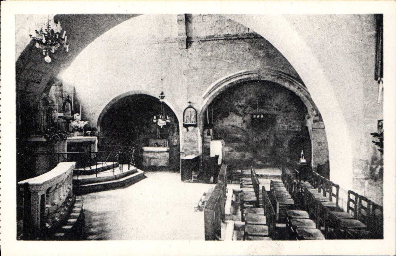 CPA Les Baux interieur de l'Eglise St Vincent contenant des Vestiges des X XII XIV XV et XVI siecle 