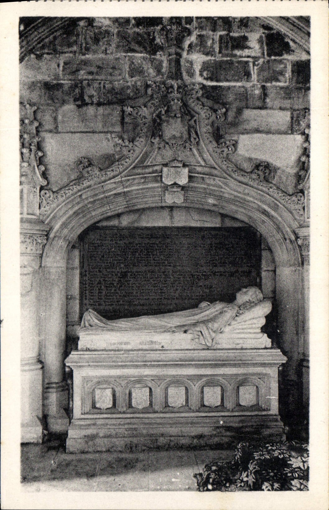 CPA Les Baux Tombeau de manville a l'Interieur de l'Eglise St Vincent 