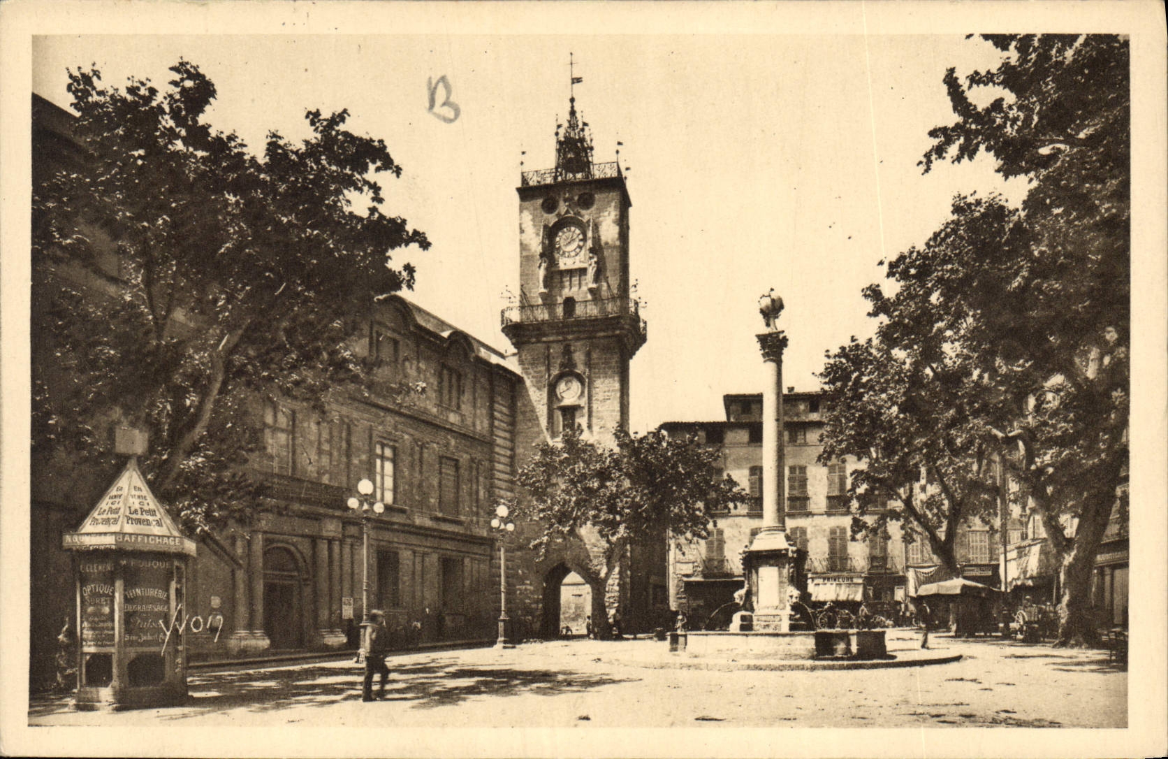 CPA La Provence B du R l'hotel de Ville et la place 