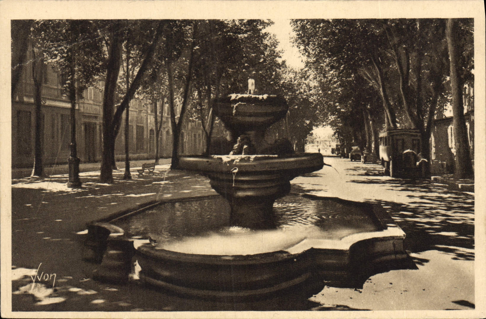 CPA Aix en Provence fontain des 9 Canons le cours Mirabeau 