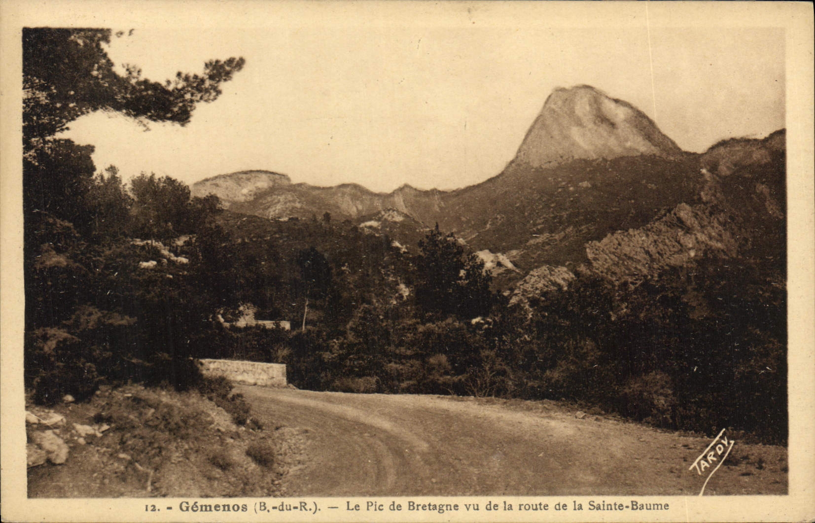 CPA Gemenos B du R le Pic de Bretagne vu de la route de la Sainte Baume 