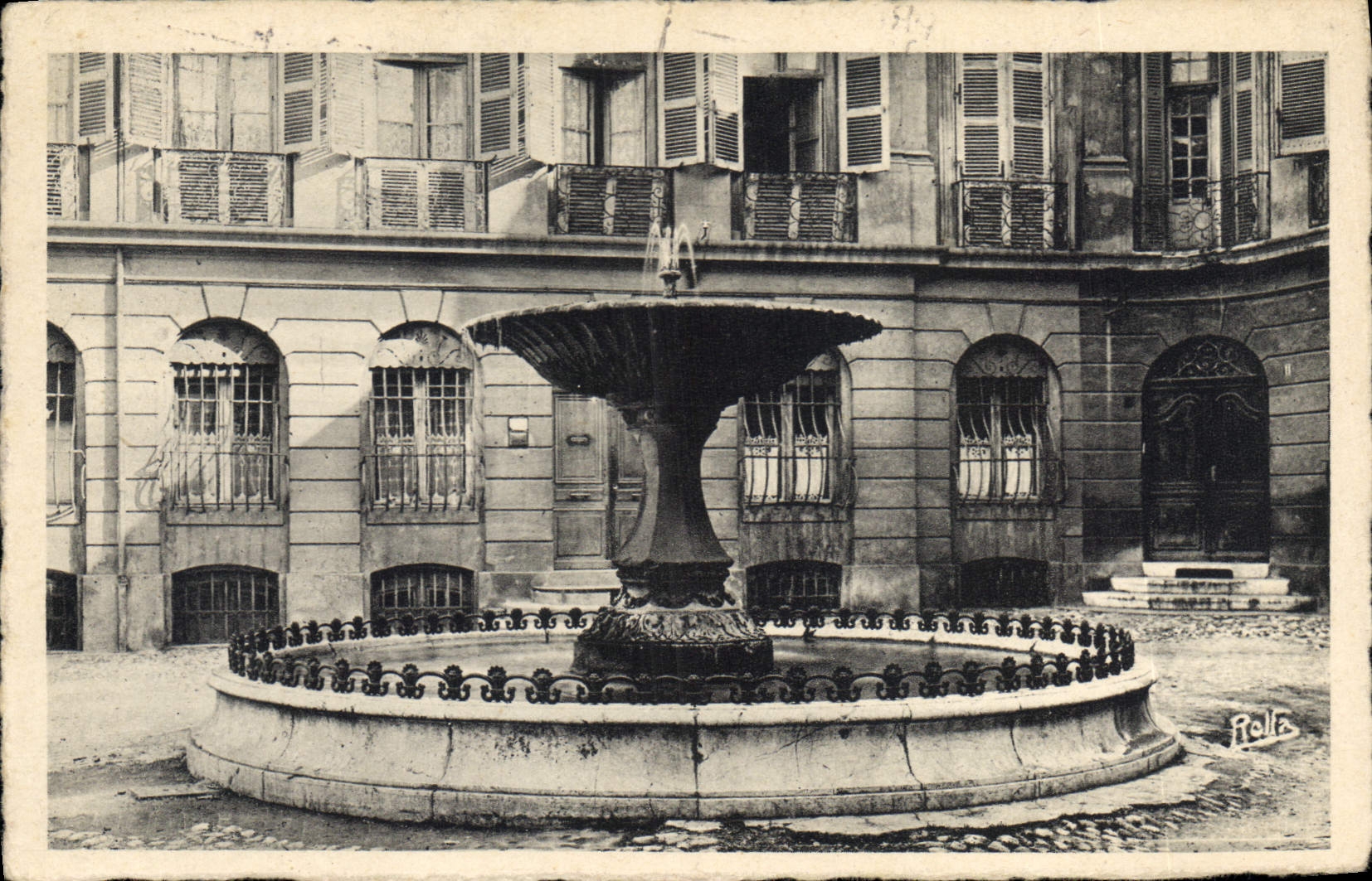 CPA Aix en Provence la place d'Albertas 