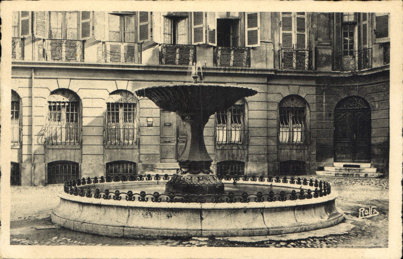 CPA Aix en Provence la place d'Albertas 