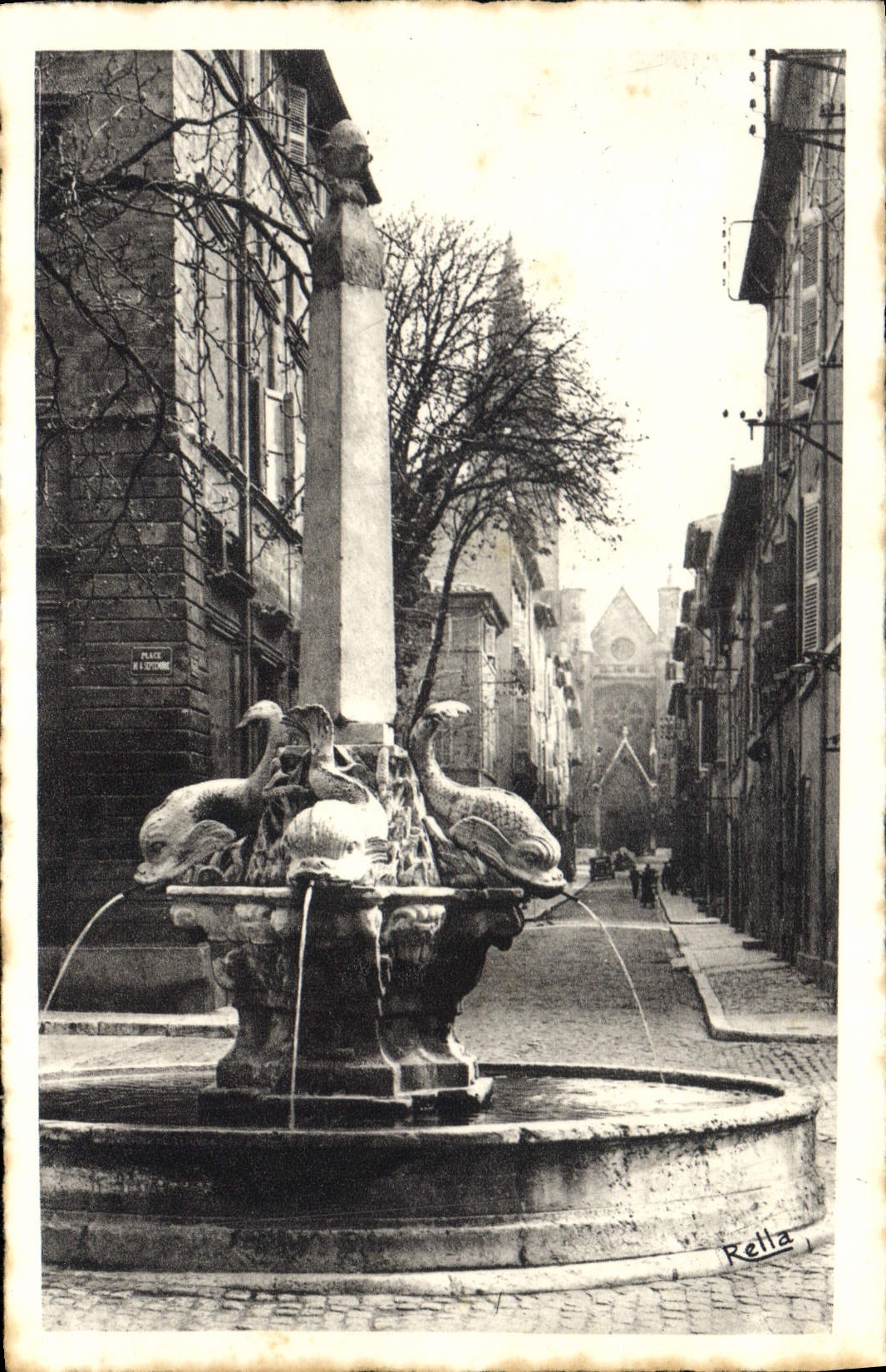 CPA Aix en Provence la fontaine des Quatre Dauphins et l'Eglise Saint Jean de Malte 