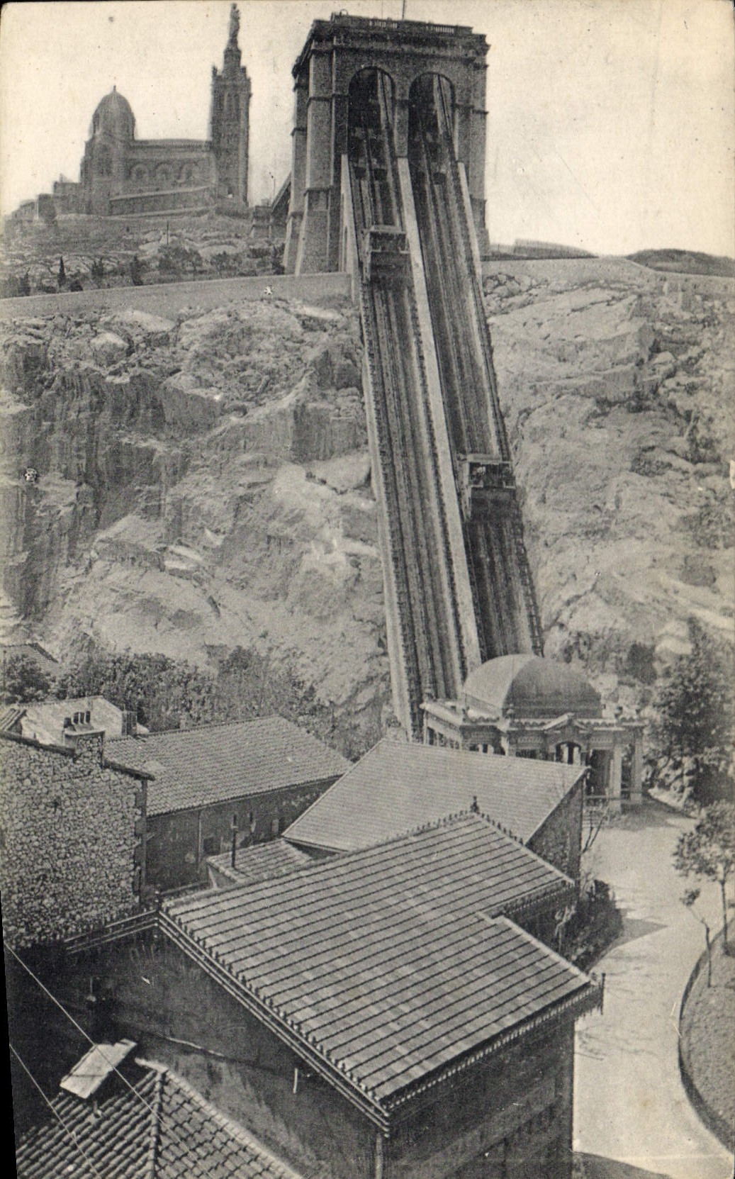 CPA Marseille les Ascenseurs de Notre Dame de la Garde 