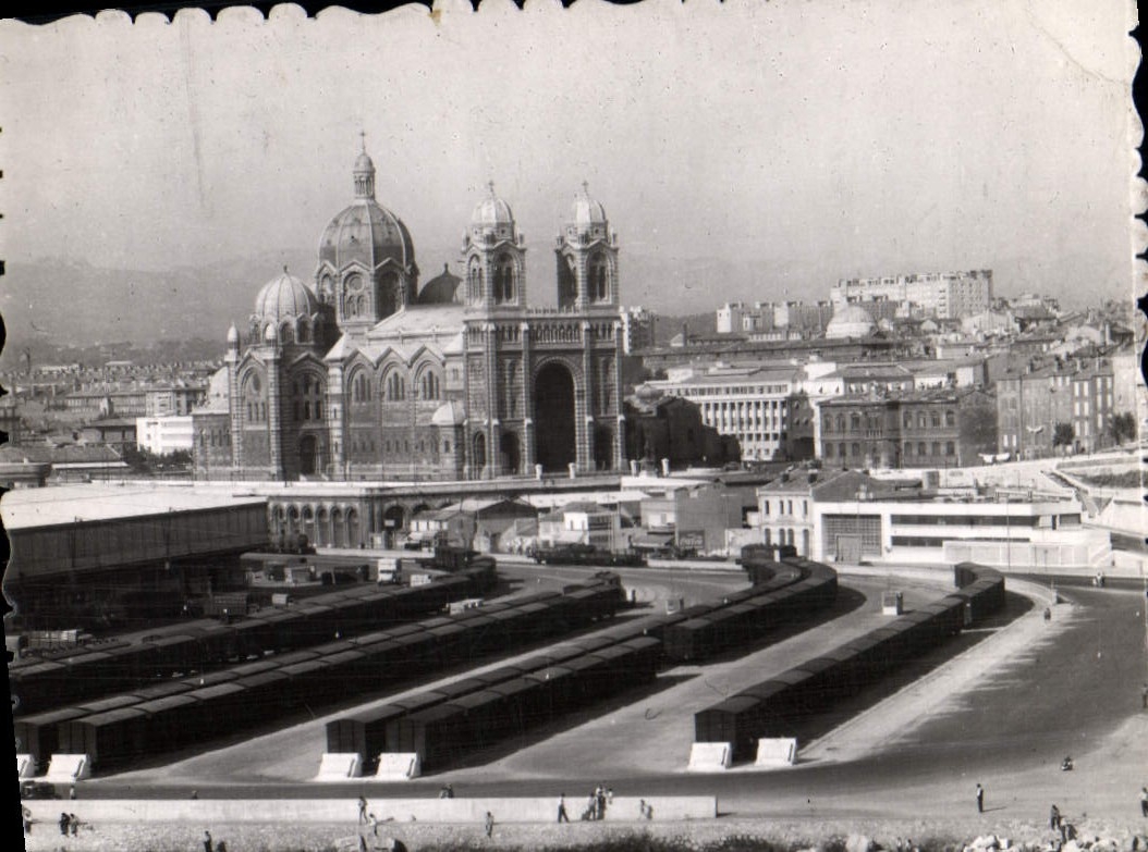 CPM Marseille B du R la cathedrale et les nouveaux Quais