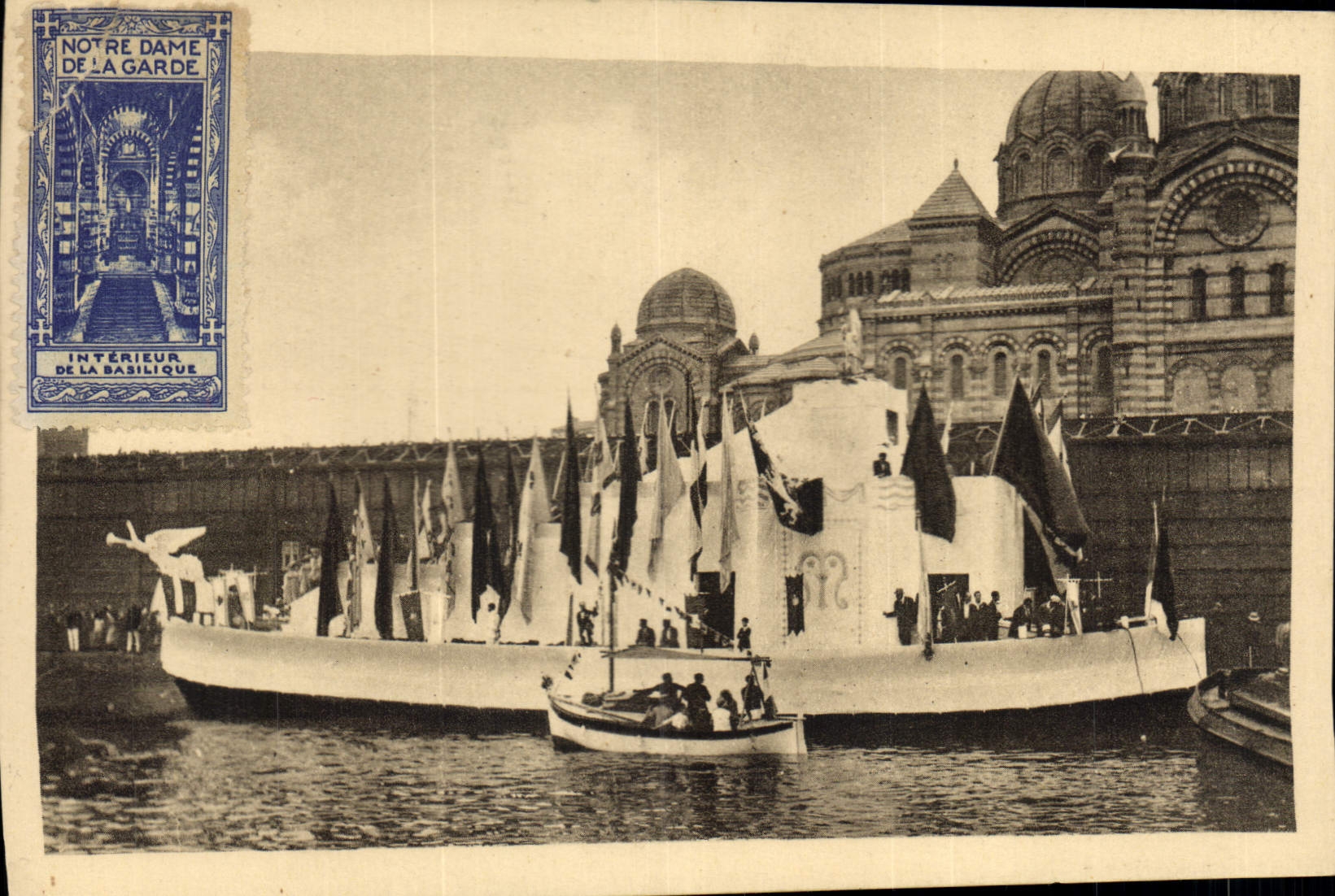 CPA Marseille N D de la Garde fetes du Couronnement 18 21 Juin 1931 la Vierge Couronnee sur son Vais