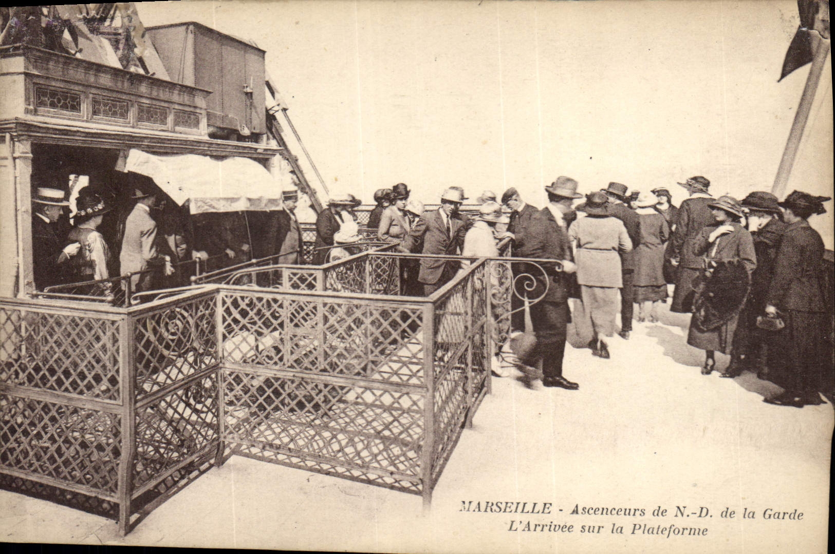 CPA Marseille Ascenseurs de N D de la Garde l'Arrivee sur la Plateforme 