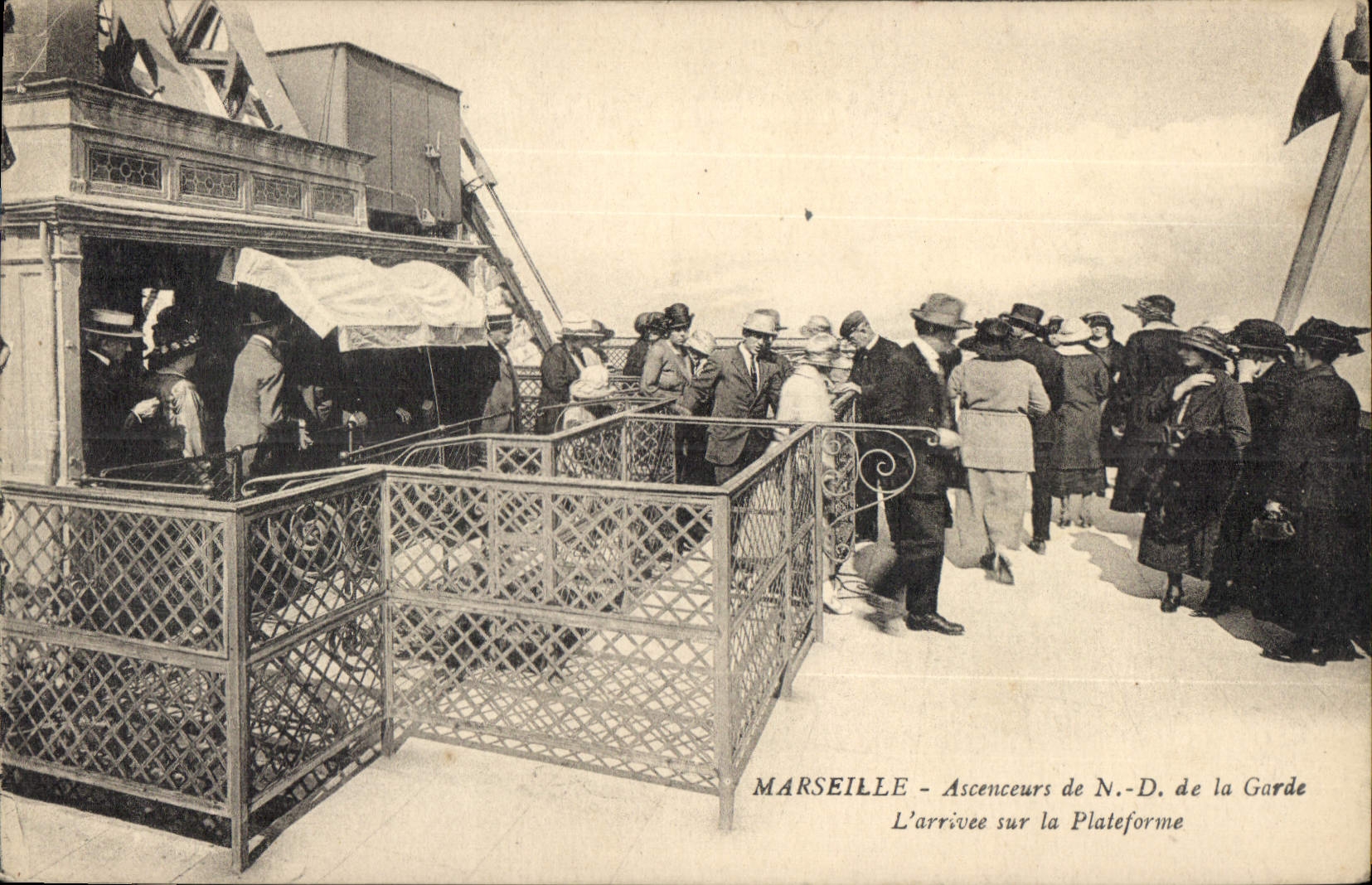 CPA Marseille Ascenseurs de N D de la Garde l'Arrivee sur la Plateforme 