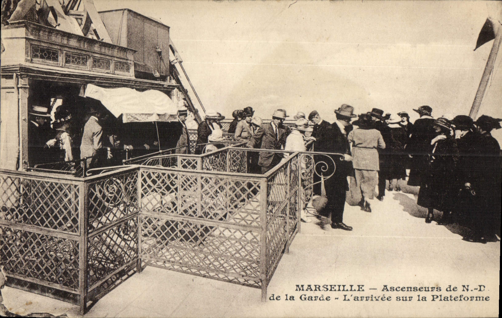 CPA Marseille Ascenseurs de N D de la Garde l'Arrivee sur la Plateforme 