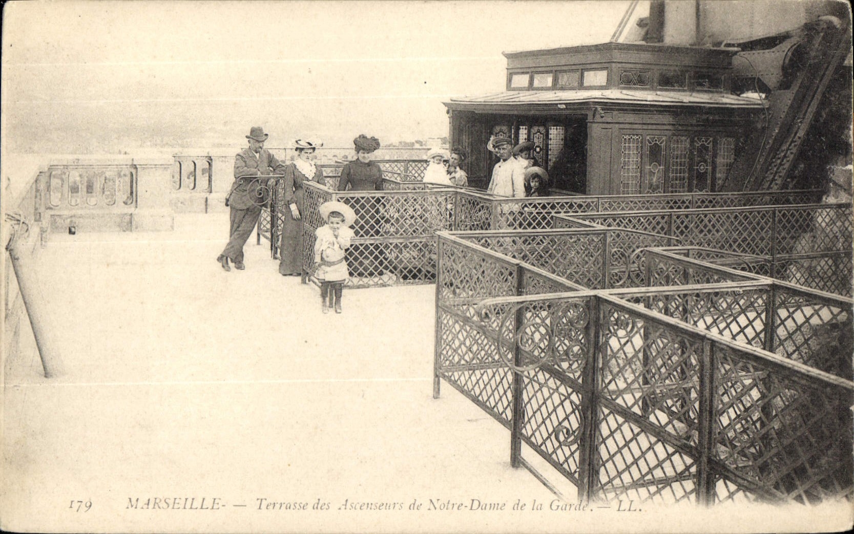 CPA Marseille La Terrasse des Ascenseurs de Notre Dame de la Garde 