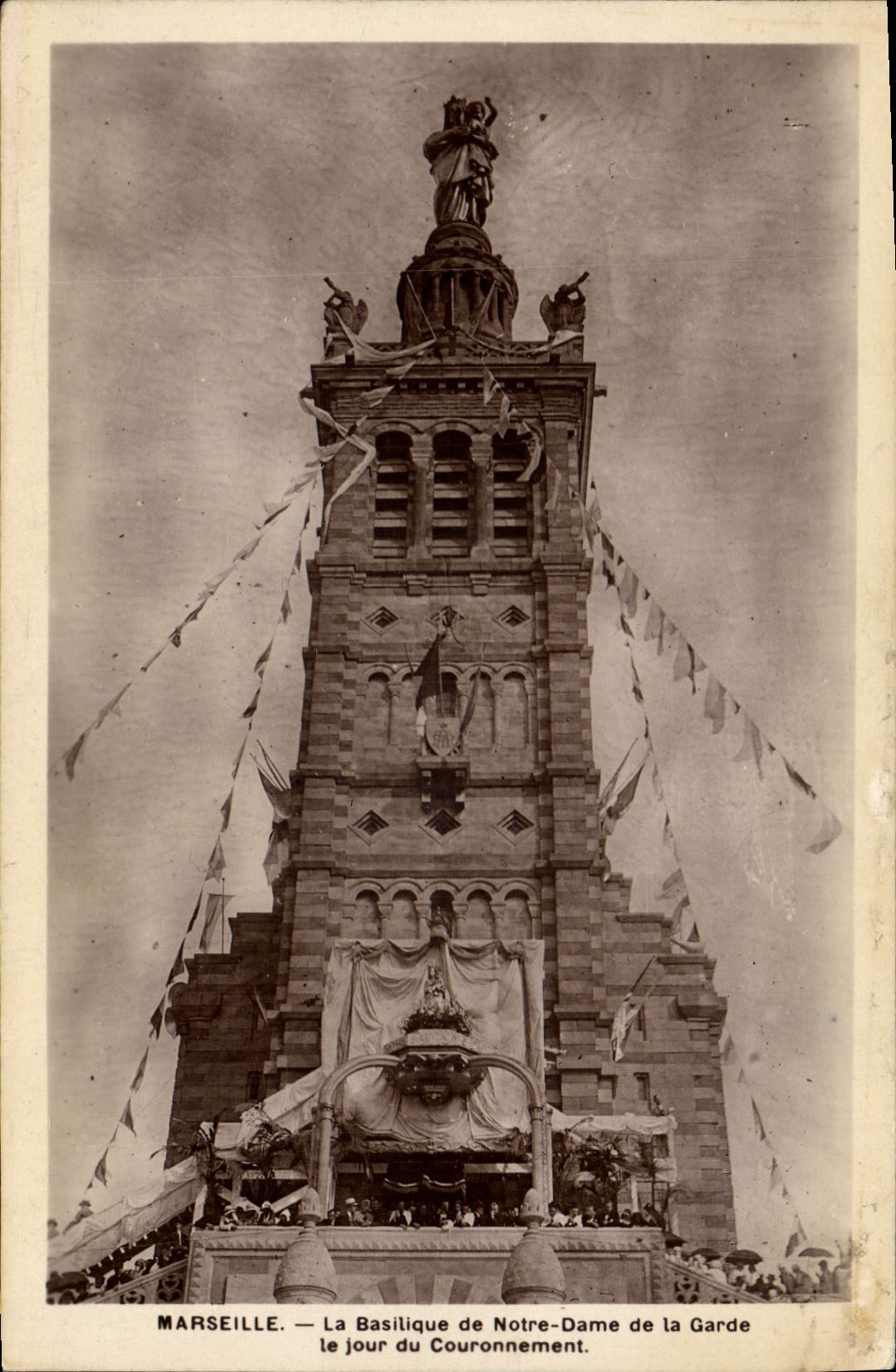 CPA Marseille la Basilique de Notre Dame de la Garde le Jour du Couronnement 