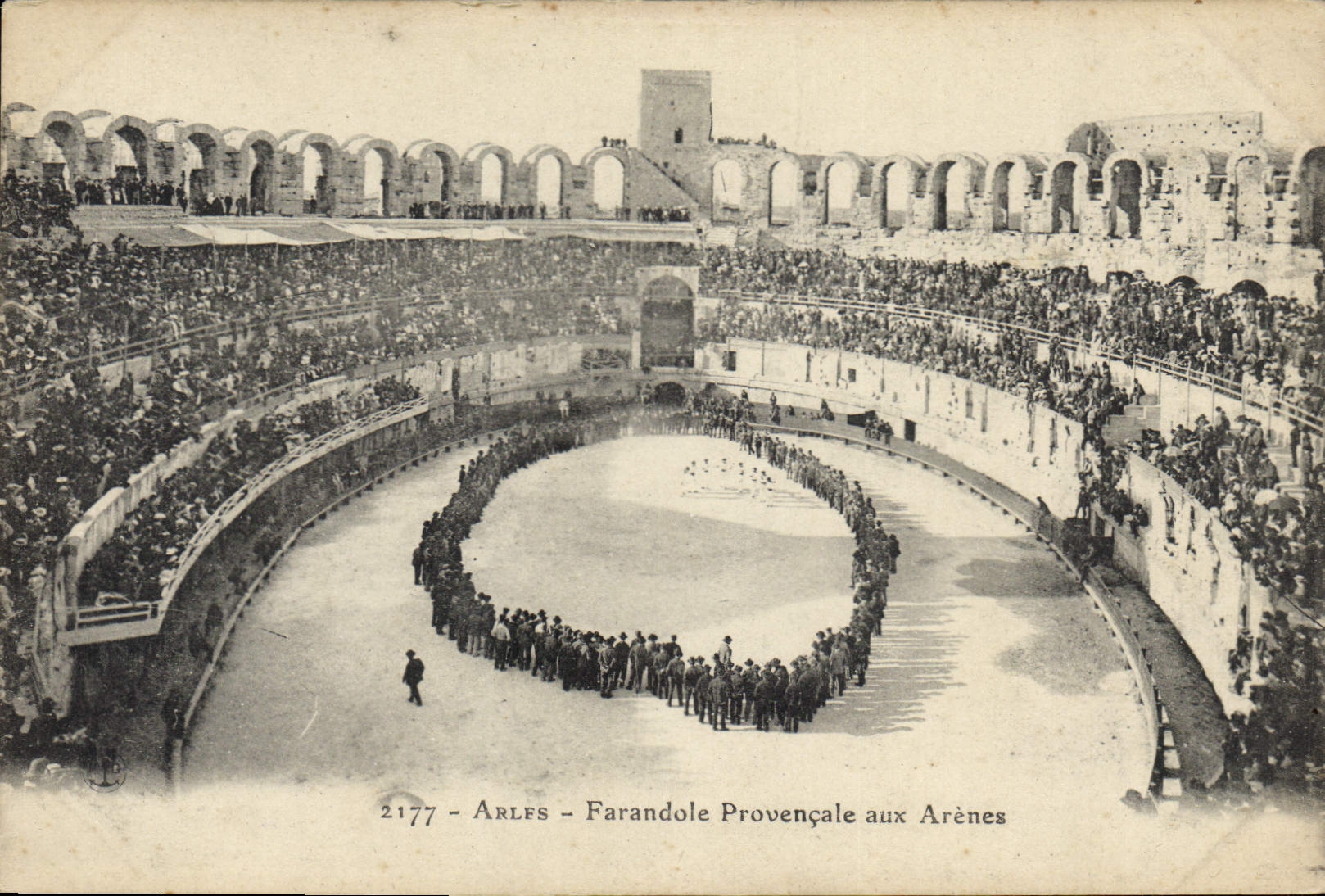 CPA Arles Farandole Provencale aux Arenes 