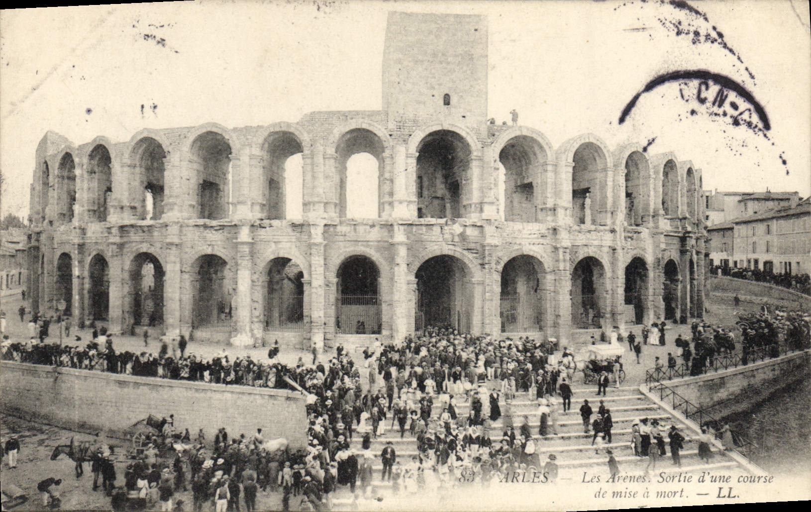 CPA Arles les Arenes sortie d'une course de mise a mort 