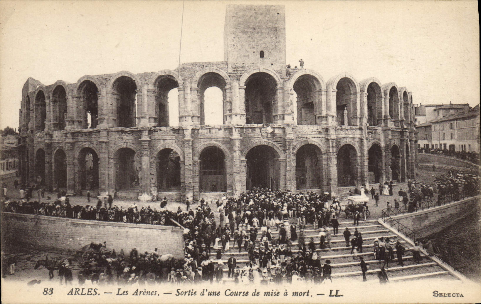 CPA Arles les Arenes sortie d'une course de mise a mort 