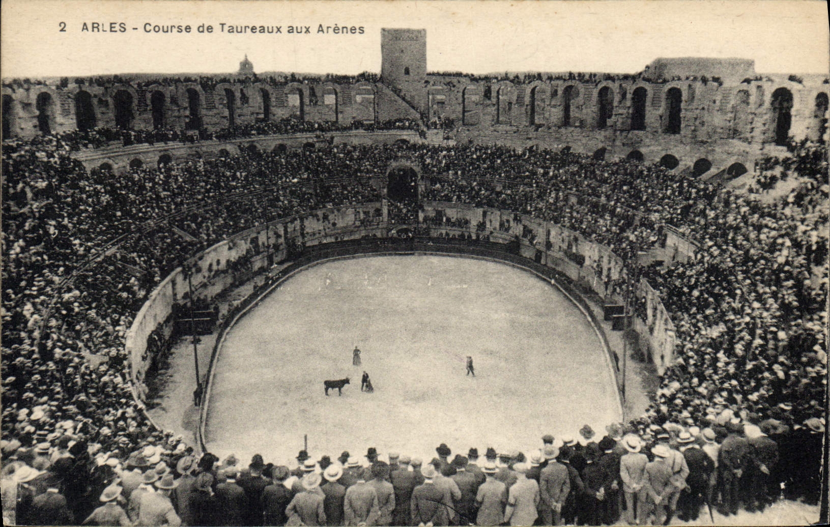 CPA Arles course de taureaux aux Arenes 
