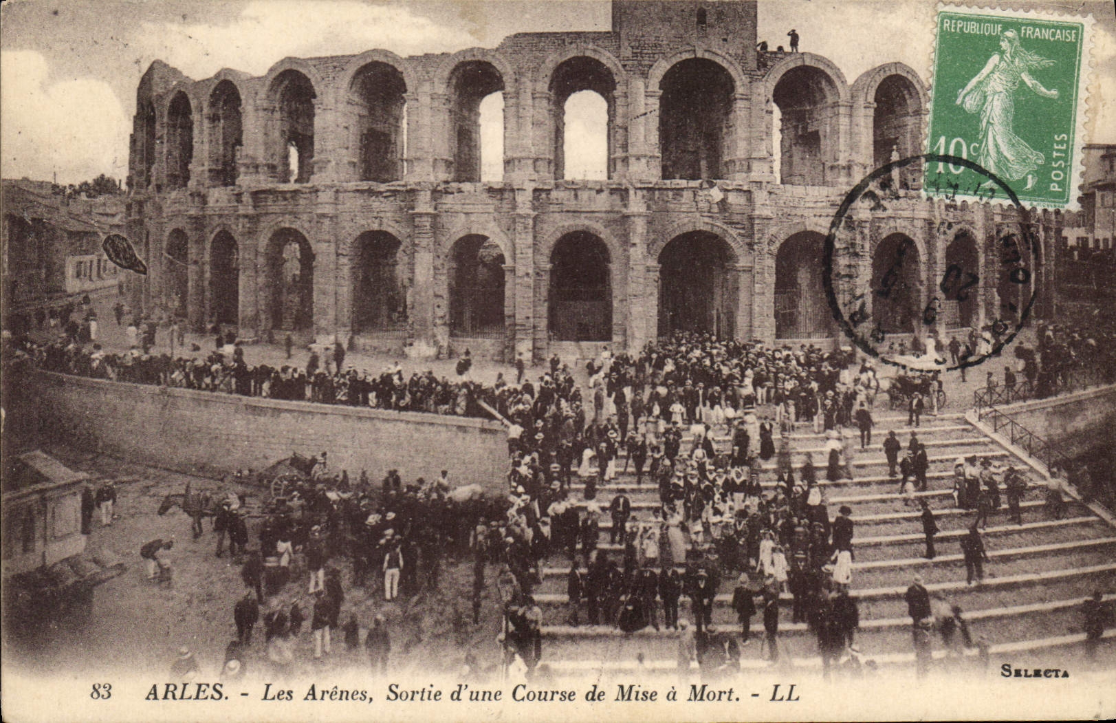 CPA Arles les Arenes sortie d'une course de Mise a Mort 