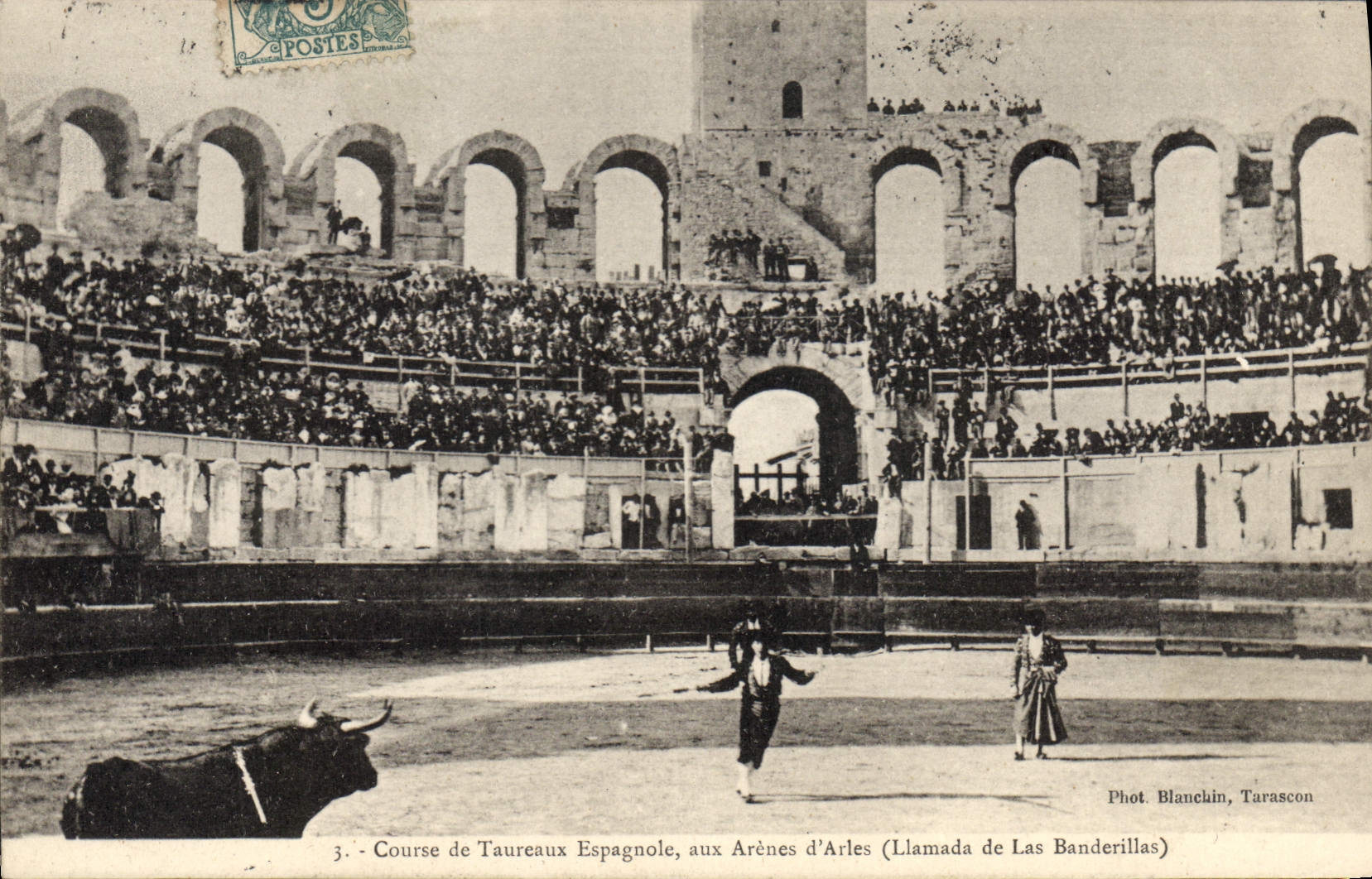 CPA Course de taureaux Espagnole aux Arenes d'Arles Llamada de las Banderillas 
