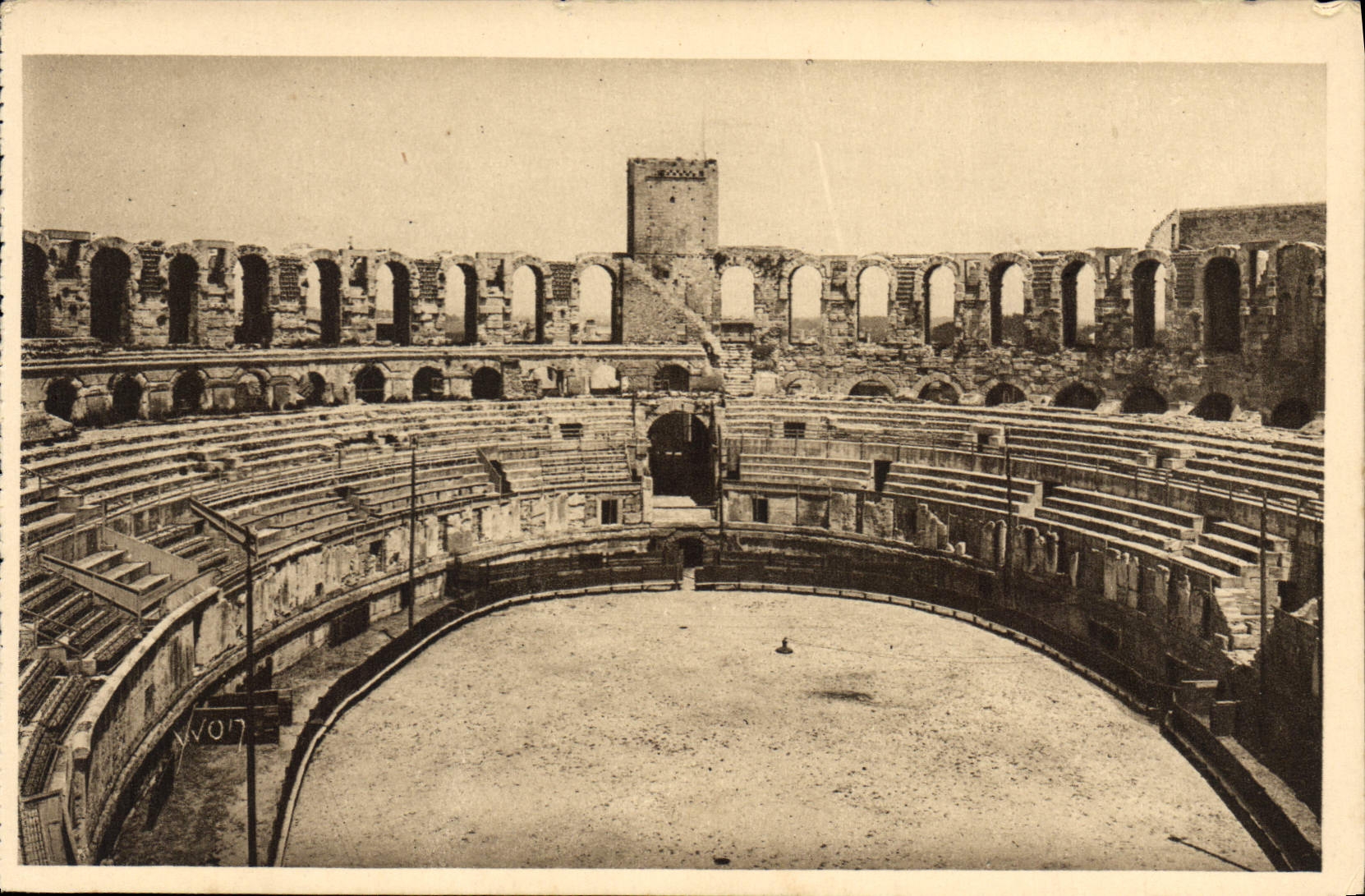 CPA Arles Bouches du Rhone vue generale de l'interieur des Arenes 