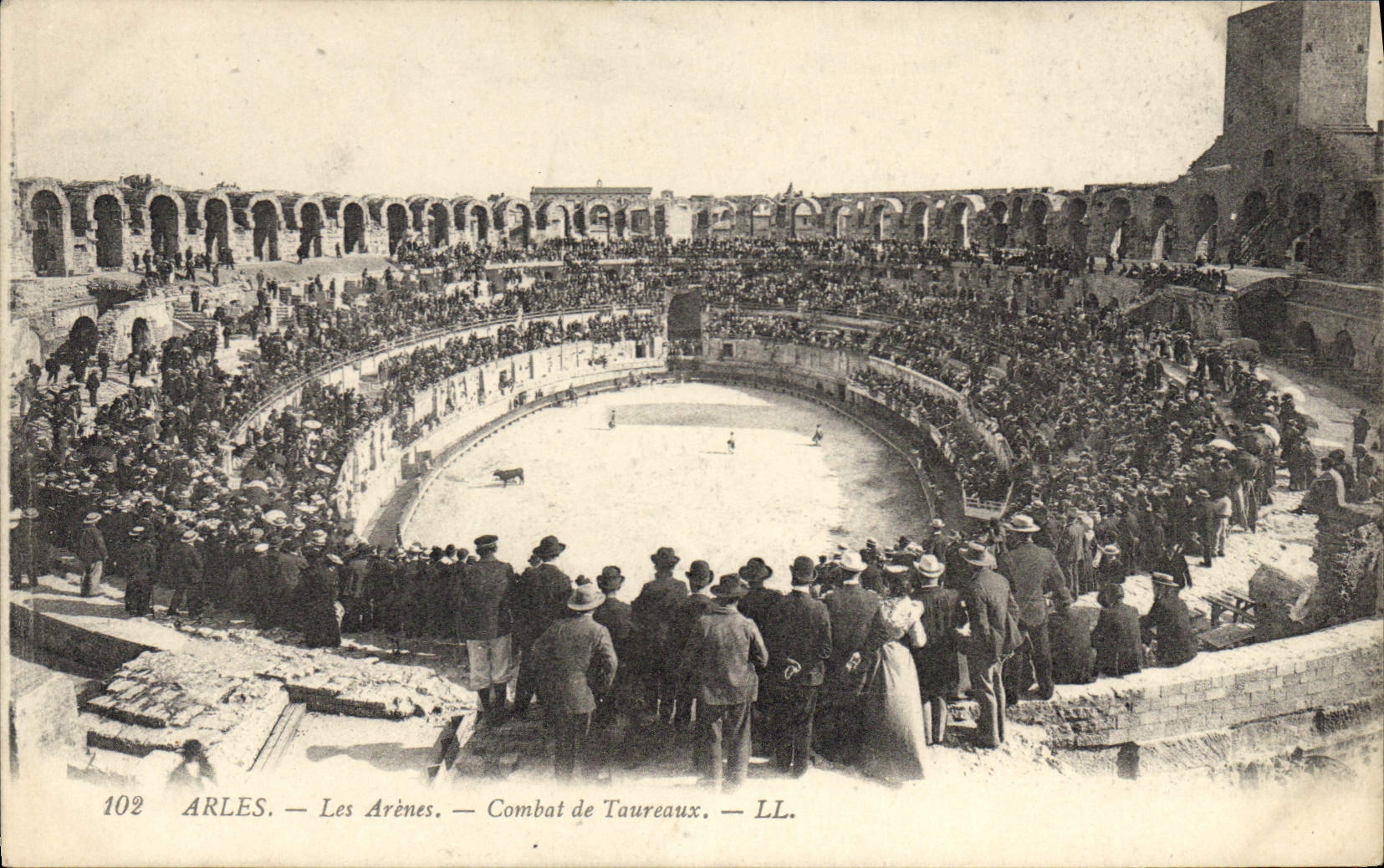 CPA Arles les Arenes combat de taureaux Corrida
