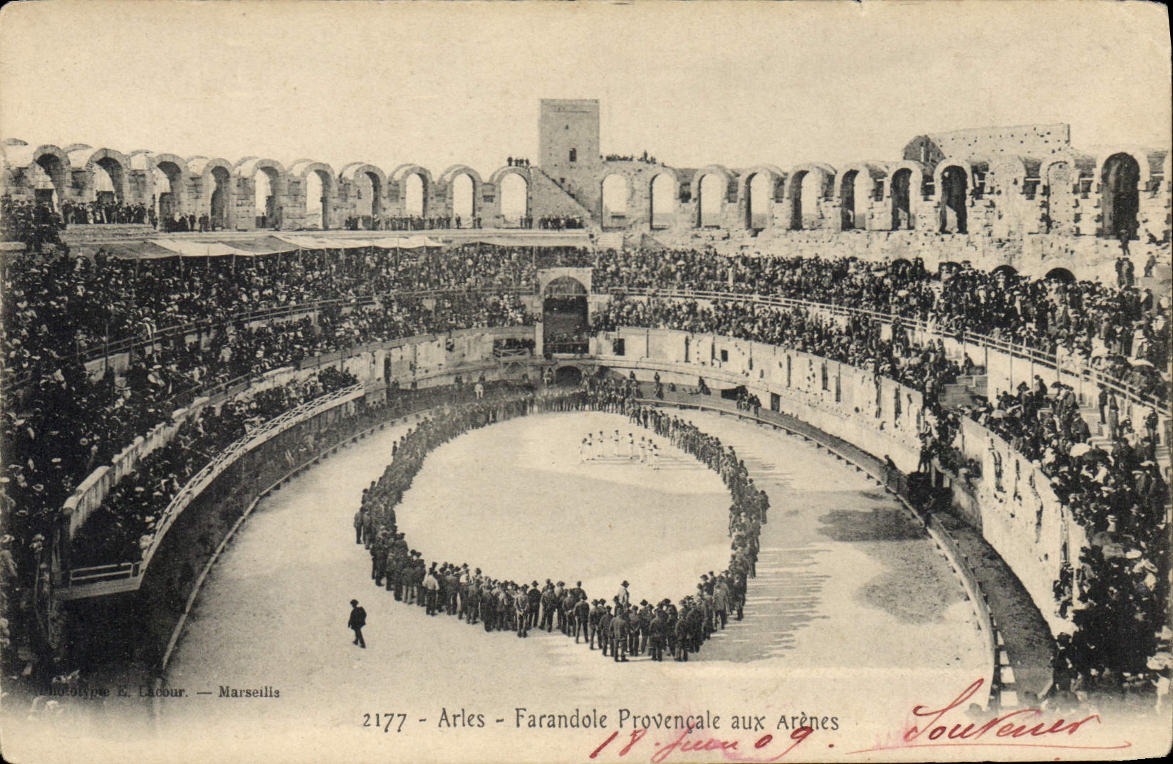 CPA Arles Farandole Provencale aux Arenes 