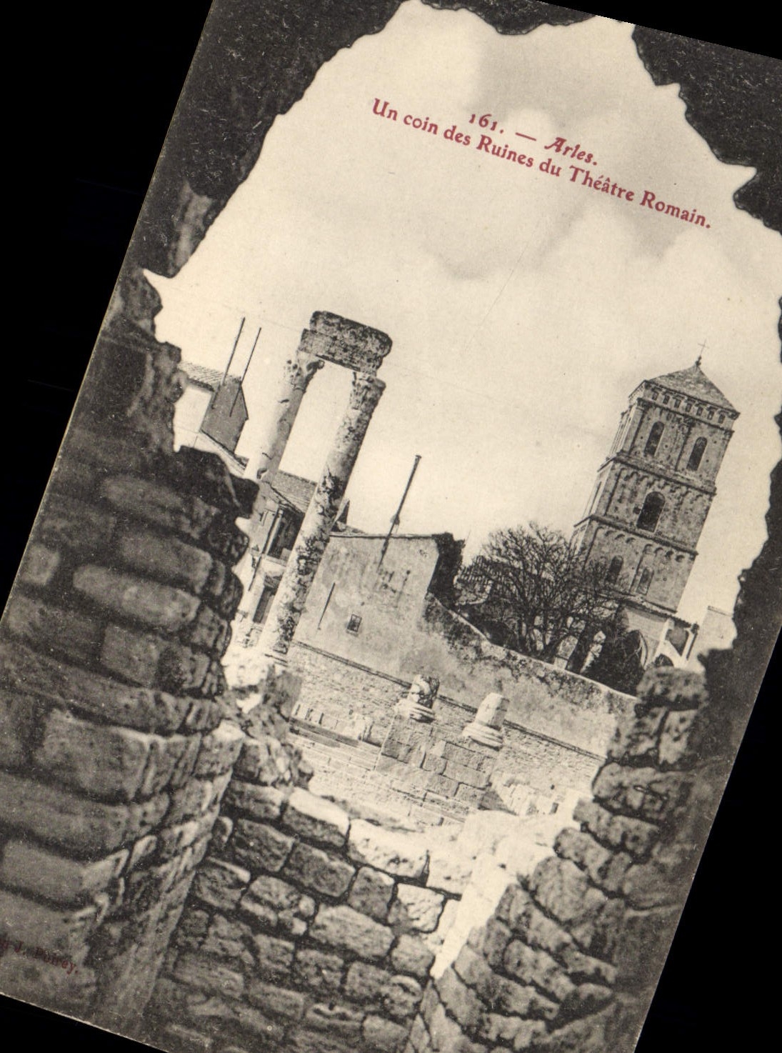CPA Arles un coin des Ruines du Theatre Romain 