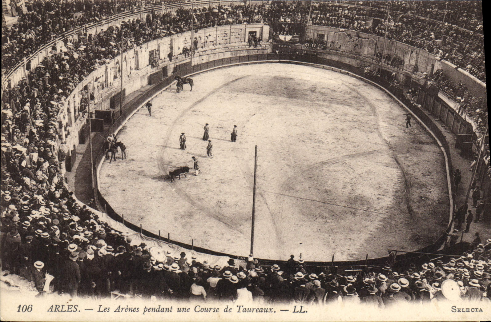 CPA Arles les Arenes pendant une course de Taureaux Corrida