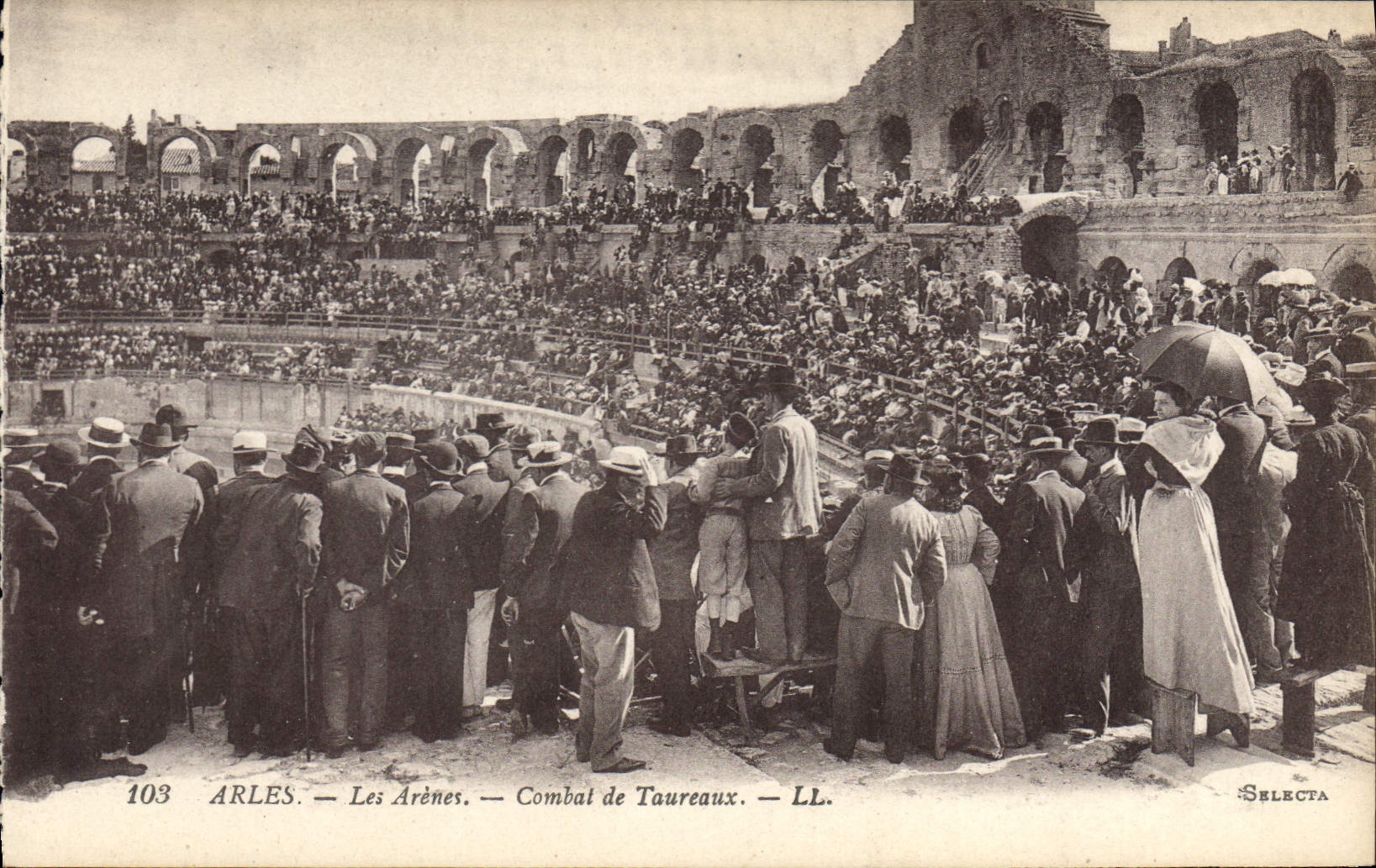 CPA Arles les Arenes combat de taureaux Corrida