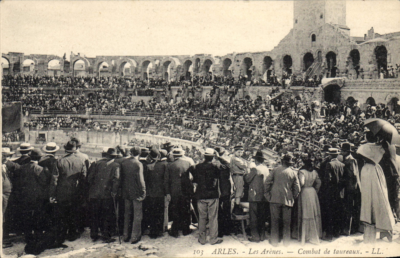 CPA Arles les Arenes combat de taureaux Corrida