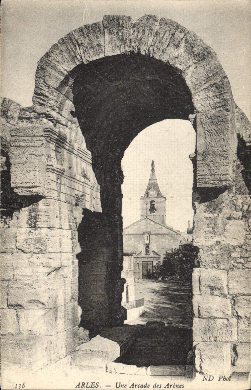 CPA Arles une Arcade des Arenes 
