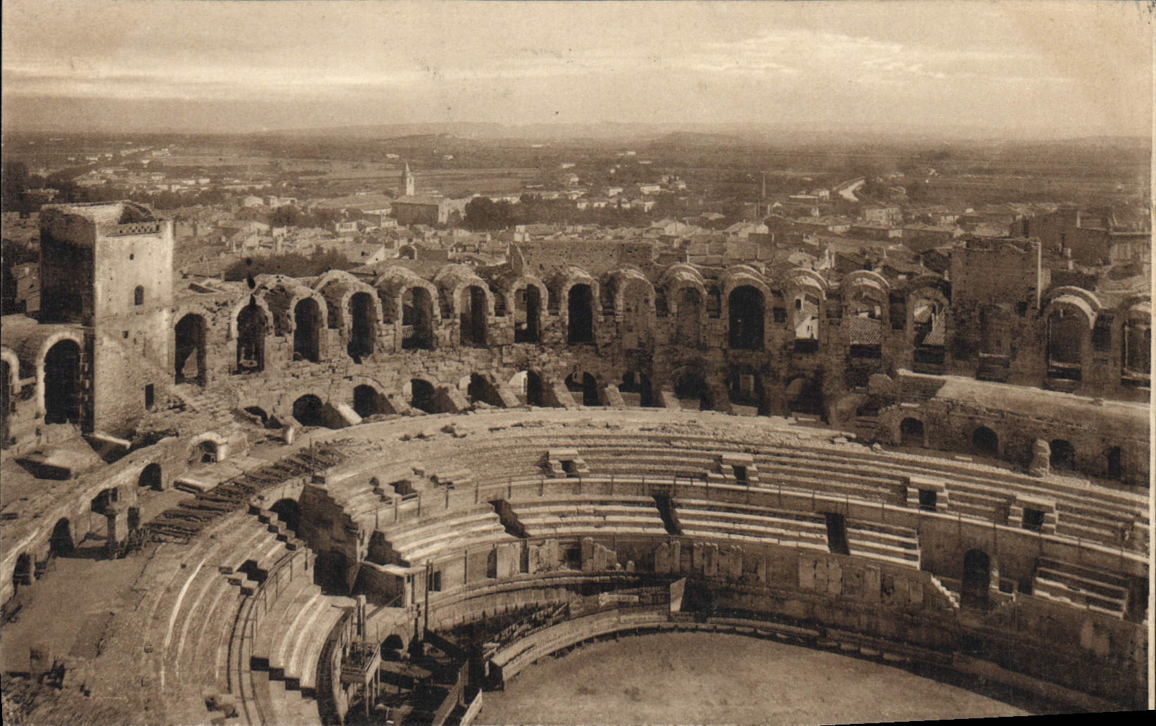 CPA Arles les Arenes et la ville 