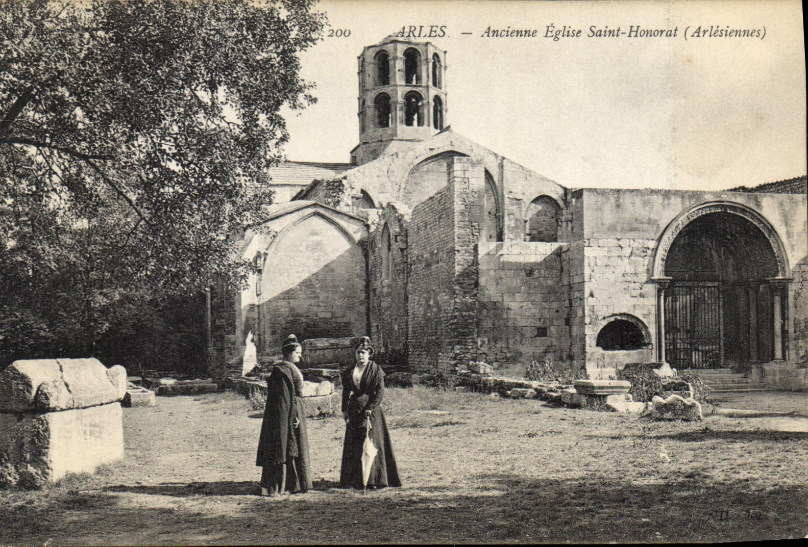 CPA Arles Ancienne Eglise Saint Honorat Arlesiennes Folklore