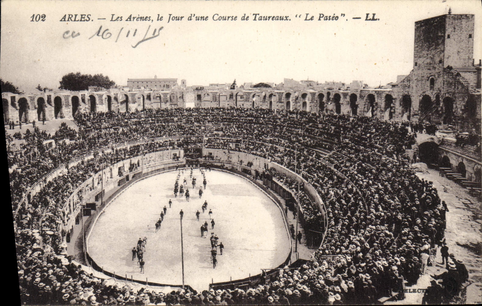 CPA Arles les Arenes le Jour d'une course de Taureaux le Paseo Corrida