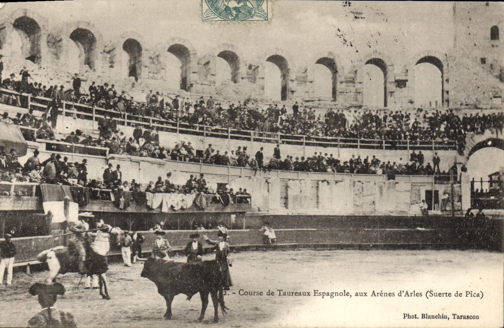 CPA Course de taureaux Espagnole aux Arenes d'Arles Suerte de Pica Corrida