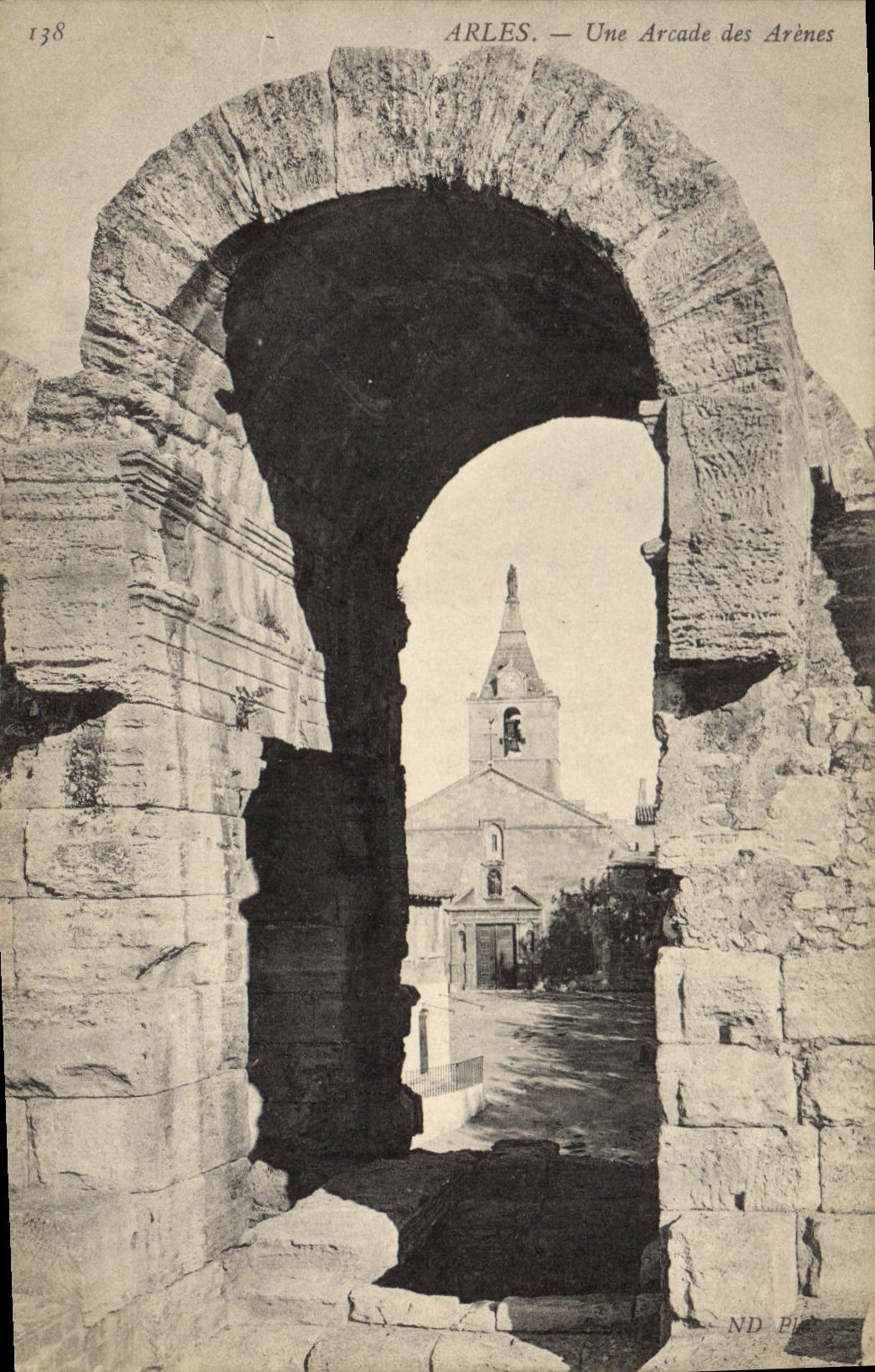 CPA Arles une Arcade des Arenes 