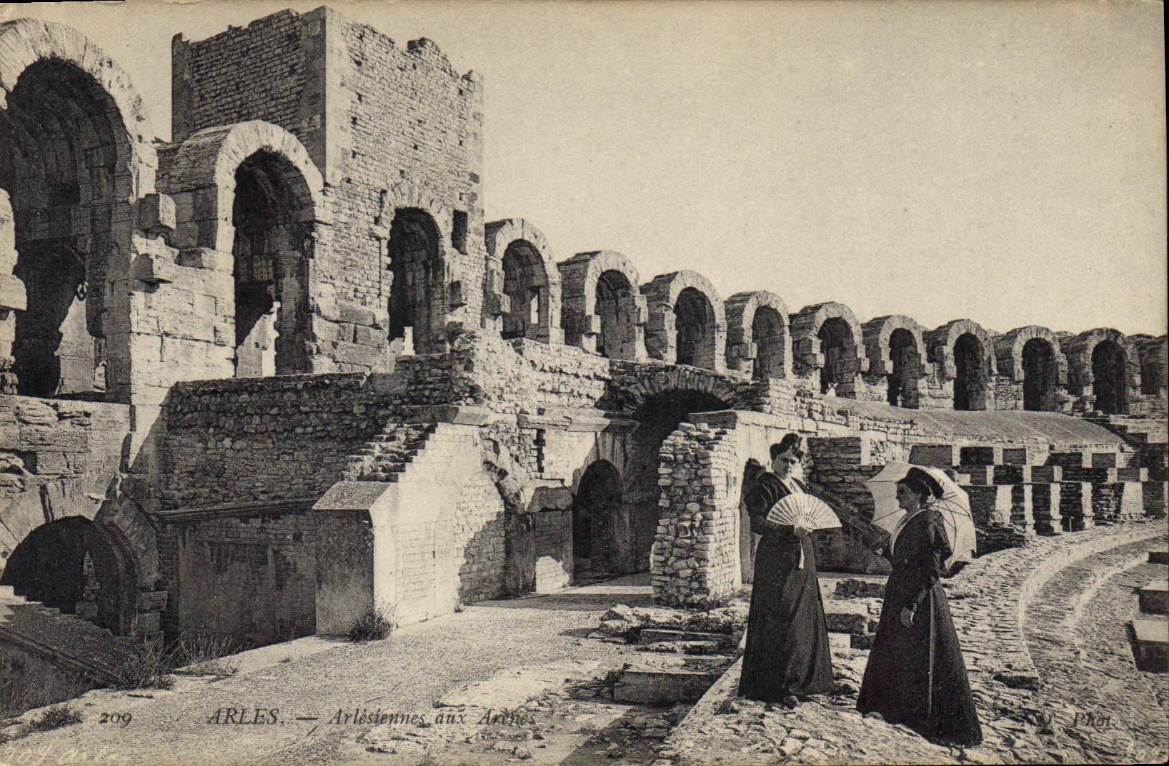 CPA Arles Arlesienne des Arenes Folklore