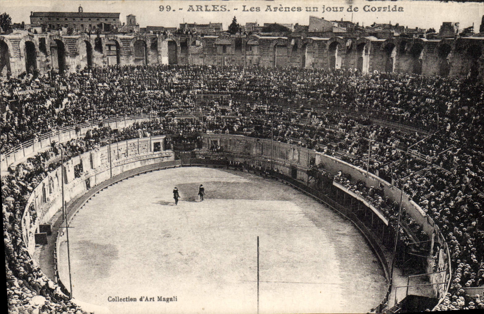 CPA Arles les Arenes un jour de Corrida 