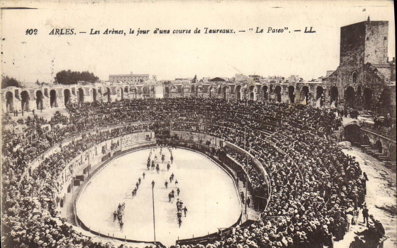 CPA Arles les Arenes le jour d'une course de taureaux le Paseo 